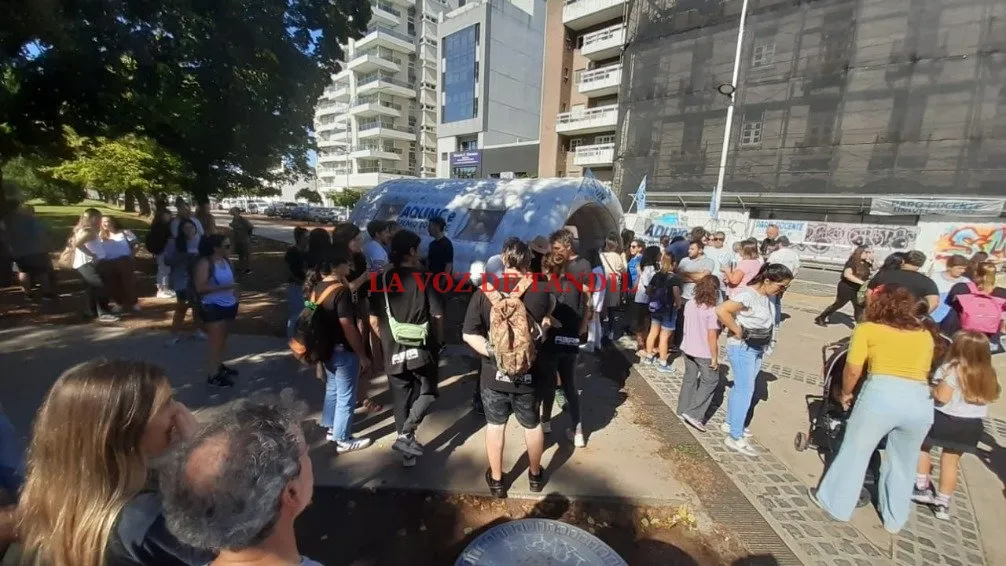 Hoy en Tandil: cartelazo y entrega de volantes durante el paro de la Unicen 